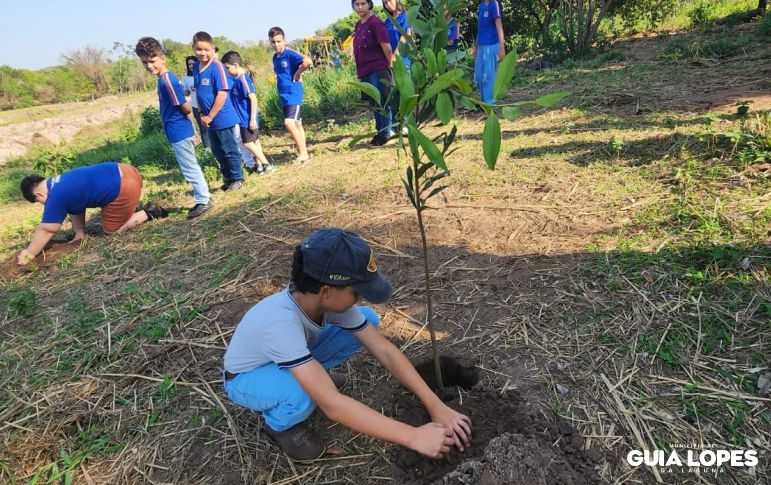 Alunos, professores e servidores participaram do plantio das mudas em comemoração ao Dia Mundial da Árvore.