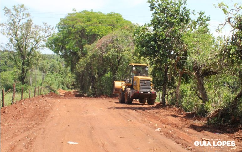 Equipe da Secretaria de Obras empenhada na recuperação e revitalização da estrada da Colônia São José.